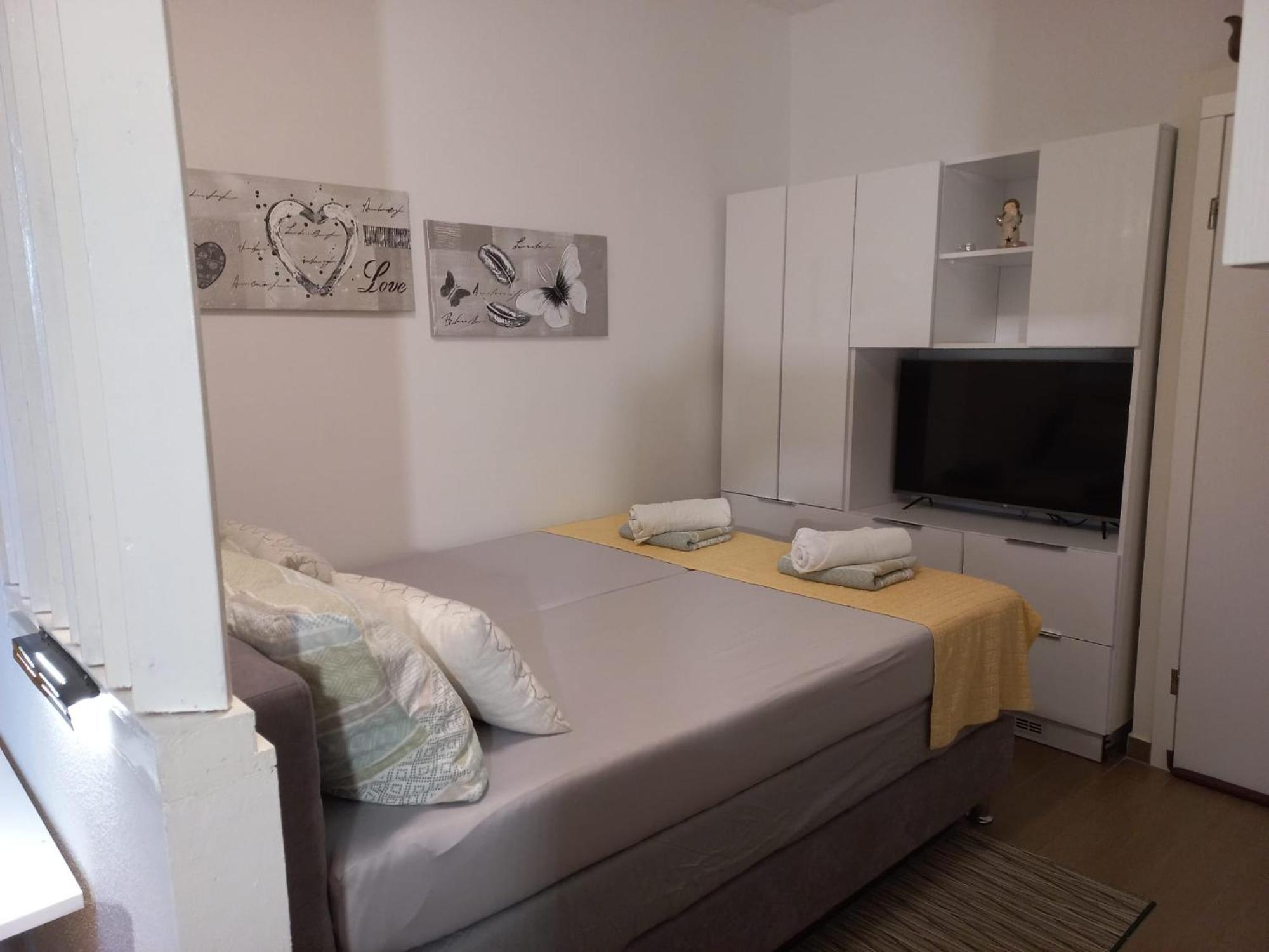 Studio Apartment With Pool 普拉 外观 照片