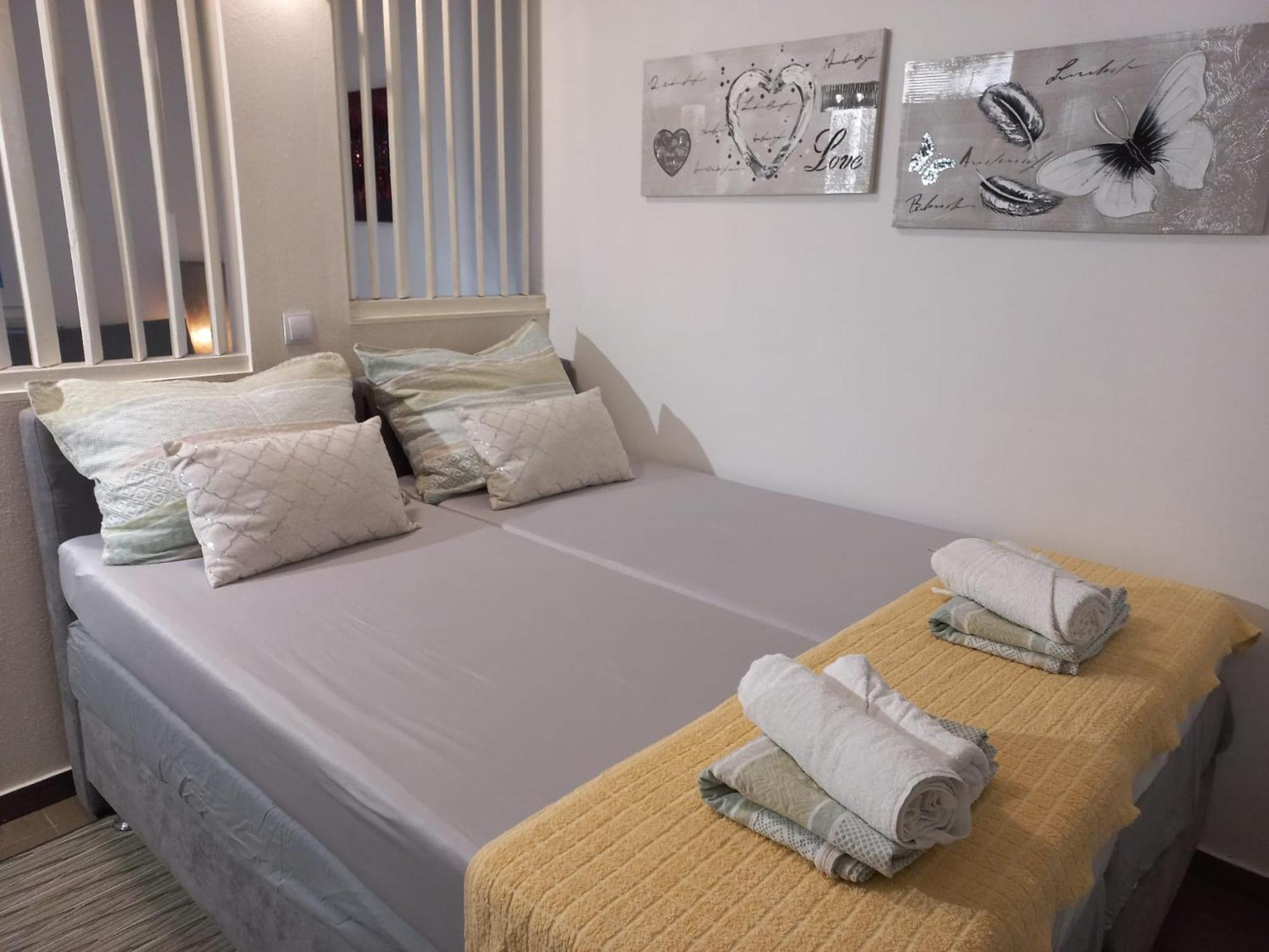 Studio Apartment With Pool 普拉 外观 照片