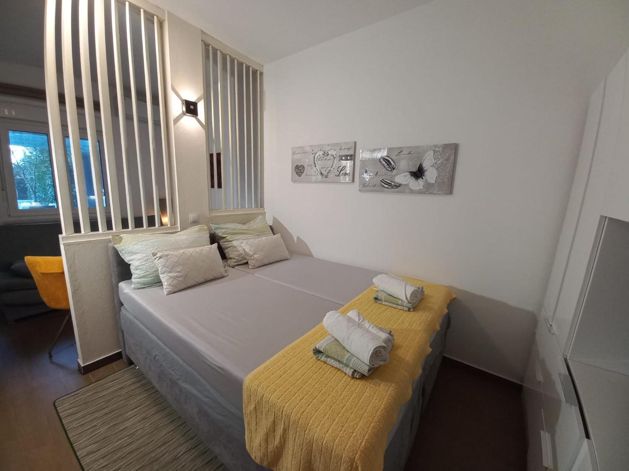 Studio Apartment With Pool 普拉 外观 照片