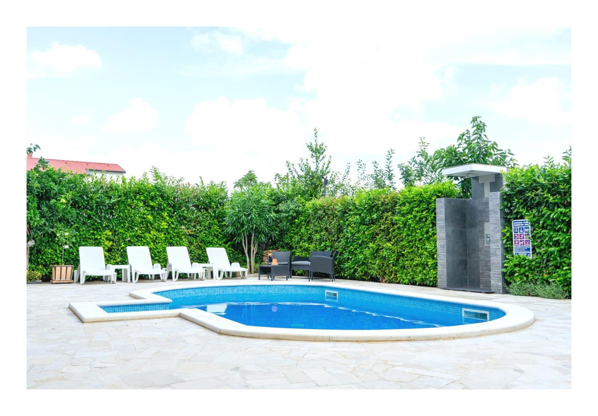 Studio Apartment With Pool 普拉 外观 照片